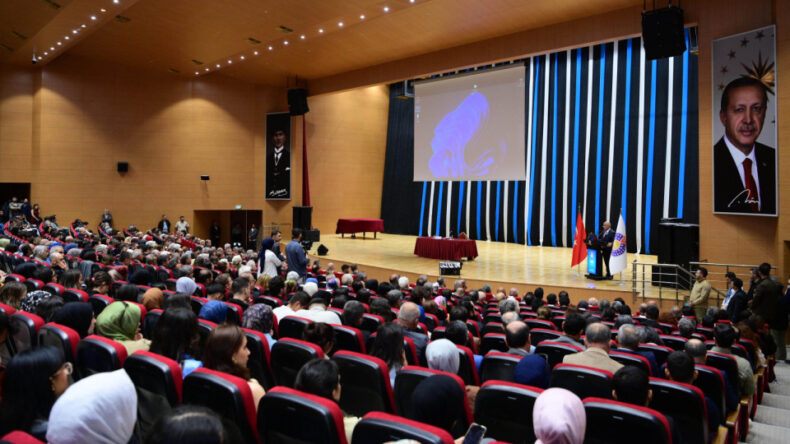 KSÜ tarafından düzenlenen yeni akademik yılın başlangıç programına katılan Başkan Görgel, “Bilgiyle, bilimle ve çalışmayla büyüyen bir Kahramanmaraş hedefiyle; öğrencilerimize ve tüm akademik camiamıza başarı, huzur ve sağlık dolu bir yıl temenni ediyorum” dedi. Kahramanmaraş Büyükşehir Belediye Başkanı Fırat Görgel, Kahramanmaraş Sütçü İmam Üniversitesinin 2025 – 2026 Akademik Yılı açılış programına katıldı. KSÜ Yunus Emre Kongre ve Kültür Merkezi’nde gerçekleştirilen program, geniş bir katılımla düzenlendi. Törene; 66. Hükümet Tarım ve Orman Bakanı Prof. Dr. Vahit Kirişci, Kahramanmaraş Milletvekilleri Mehmet Şahin ve İrfan Karatutlu, KSÜ Rektörü Prof. Dr. Alptekin Yasım, Kahramanmaraş İstiklal Üniversitesi Rektörü Prof. Dr. İsmail Bakan, şehir protokolü, akademisyenler ve öğrenciler de katıldı. Program, saygı duruşu ve İstiklal Marşı’nın okunmasıyla başladı. Açılış konuşmalarının ardından AK Parti Kahramanmaraş Milletvekili Prof. Dr. Mehmet Şahin, “İlk Dersimiz: Gazze ve İnsanlık” başlıklı konferansında günümüz dünyasında yaşanan insani krizlere ve Filistin meselesine dikkat çekti. Program, akademik alanda başarı gösteren öğretim üyelerine belge takdimi ile sona erdi. “Şehrimizin Eğitim Altyapısını Güçlendirmek İçin Çabalarımızı Sürdüreceğiz” Programa ilişkin değerlendirmelerde bulunan Büyükşehir Belediye Başkanı Fırat Görgel, “Kahramanmaraş Sütçü İmam Üniversitemizin yeni akademik yılını büyük bir heyecan ve umutla karşıladık. Üniversiteler, bir şehrin geleceğini şekillendiren, bilginin, bilimin ve kültürün kalbinde yer alan kurumlardır. KSÜ, bugüne kadar yetiştirdiği binlerce mezunu ve yürüttüğü projelerle hem Kahramanmaraş’ımıza hem de ülkemize önemli katkılar sağlamıştır. Yeni akademik yılın, öğrencilerimiz için yeni başlangıçlar, akademisyenlerimiz için üretken bir dönem olmasını diliyorum. Bizler de Büyükşehir Belediyesi olarak, şehrimizin eğitim altyapısını güçlendirmek ve üniversitelerimizle iş birliğini artırmak için var gücümüzle çalışmaya devam edeceğiz. Bilgiyle, bilimle ve çalışmayla büyüyen bir Kahramanmaraş hedefiyle; öğrencilerimize ve tüm akademik camiamıza başarı, huzur ve sağlık dolu bir yıl temenni ediyorum” cümlelerini kaydetti.