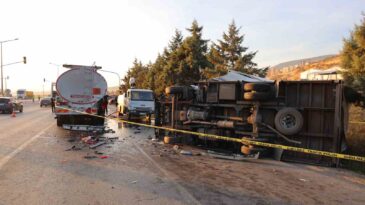 Yakıt tankerine çarpan kamyonetin sürücüsü hayatını kaybetti