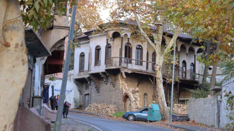 Asırlık tarihi evler restorasyon bekliyor