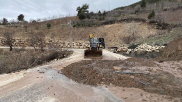 Sağanak Yağışların Vurduğu Kırsal Mahalle Yollarında Belediye Görev Başında