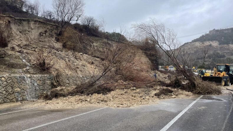 Andırın ve Pazarcık’ta yağışların etkilendiği bölgeye müdahele sürüyor